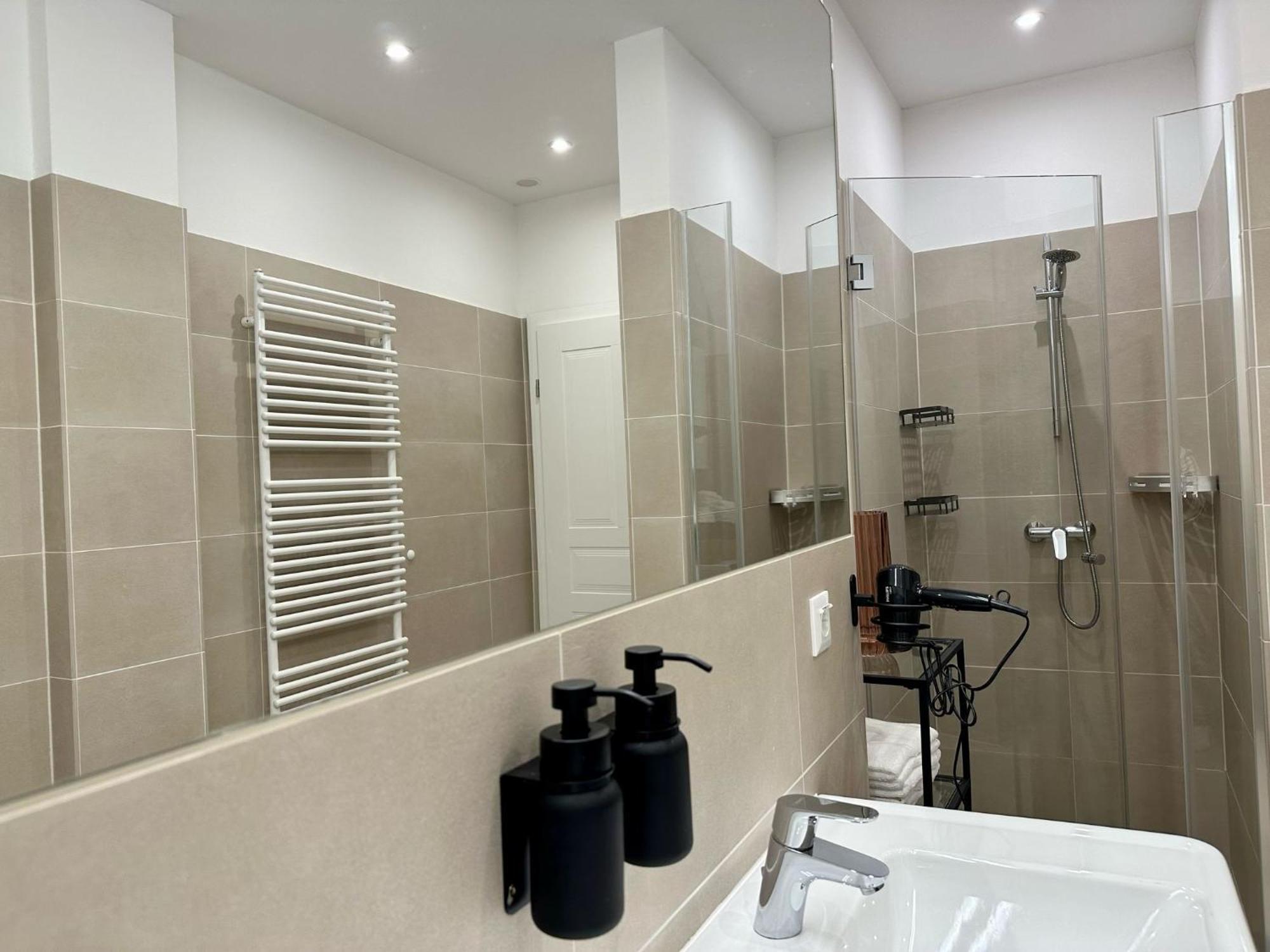 Designer Apartment Near Main Station Вена Экстерьер фото