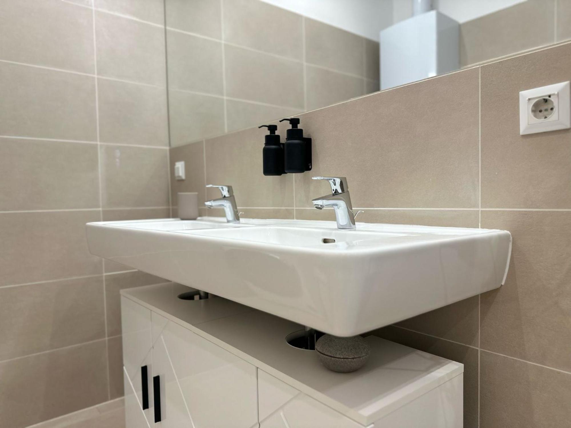 Designer Apartment Near Main Station Вена Экстерьер фото
