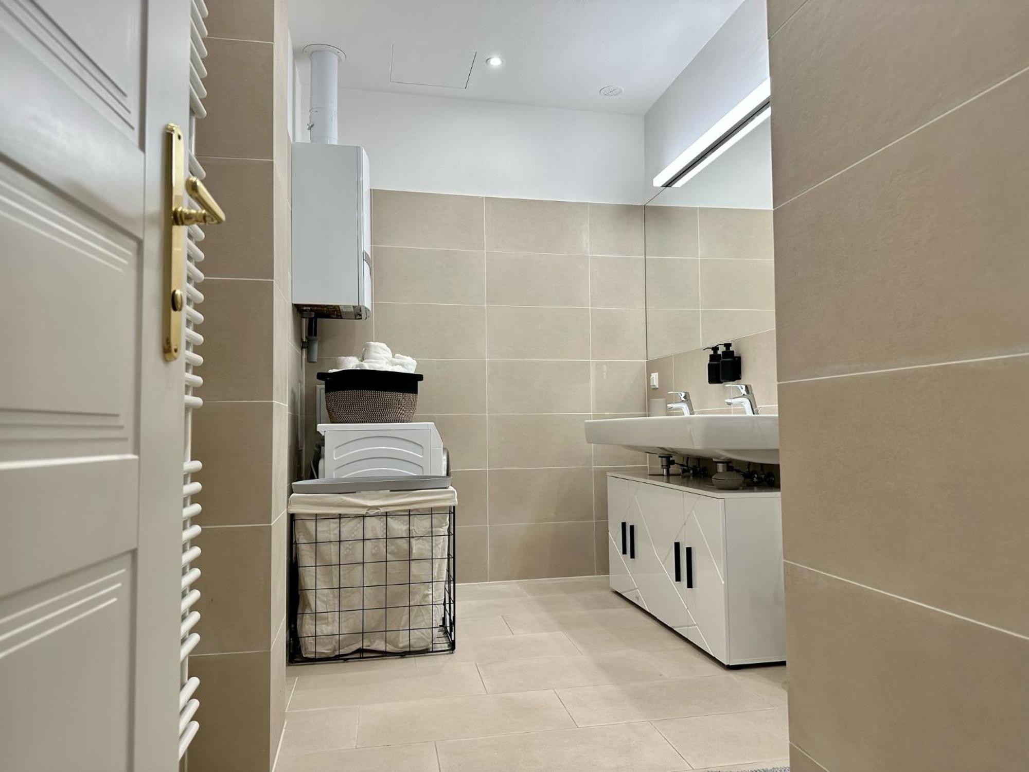 Designer Apartment Near Main Station Вена Экстерьер фото